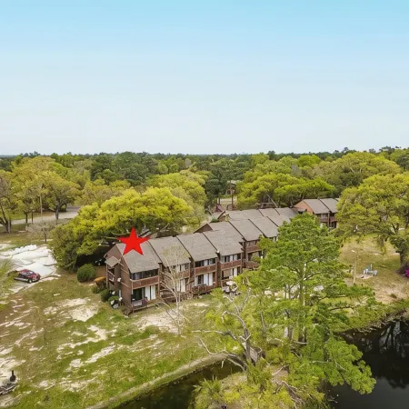 Cozy upstairs Studio Condo at Diamondhead overlooking the Lake & Country Club