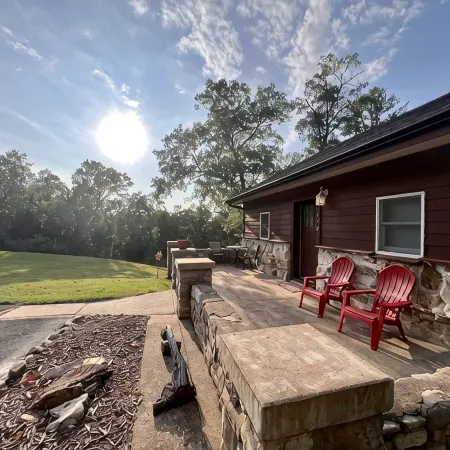 Secluded Cabin with Cozy Fireplace and Jetted Tub! 5-Minutes to Branson Landing