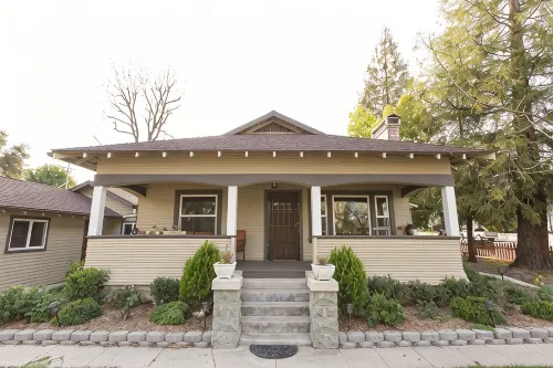 UNWIND ON VINE- A Beautiful Place to Stay and Short Walk to Downtown - Bungalows