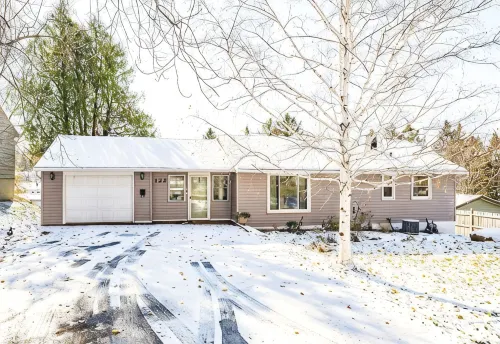 Buffalo Bliss - Near Universities and Natural Areas-Large Deck and Backyard - Homestays