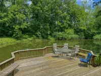 Private Cabin with Pond on Family Farm - Homestays