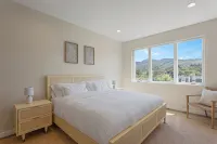 Brand New Lavish Townhome Duplex w 2 Private Hot Tubs & 2 Saunas - 4 stjerner