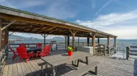 Beautiful waterfront Lakehouse w/ stunning sunset views! - 4-Star