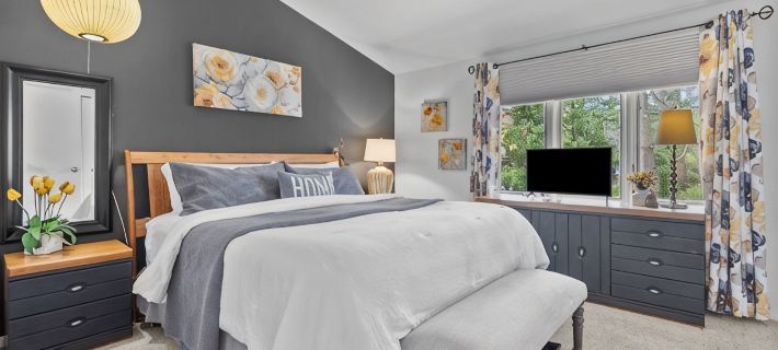 Winter Getaway with Cozy Fireplace in This Elegant Lake Geneva Condo & King Bed. Hotels in Geneva