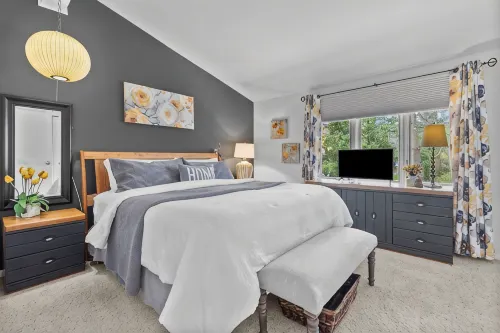 Winter Getaway with Cozy Fireplace in This Elegant Lake Geneva Condo & King Bed. - Wifi