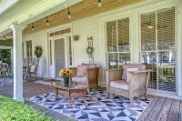 Walk Downtown! Large Pool, Hot tub, Fire pit, Close to EVERYTHING! - Wifi