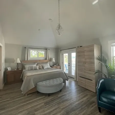 Luxuriously comfortable & peaceful getaway downtown Ashland, with views.