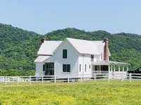 Historic Farmhouse/privacy/breathtaking views -Facebook @Valley View Escape, LLC - Wifi