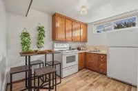 Vibrant basement suite, blending style and comfort for a delightful stay. - Homestays