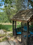 Blackbeard’s Lakefront Bungalow - convenient location with year-round lake views - 3-Star