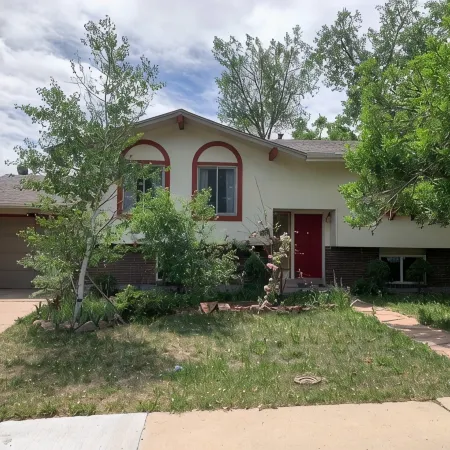 Cheerful 4 Bedroom Home - Back Yard/Game Room!