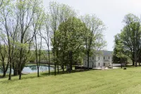 Secluded Valley Oasis with Swimming Pond, Spa, Firepit, 3Bd/2BA, Family Friendly - Homestays