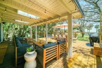 New Modern Waterfront Bungalow Retreat + Tropical Vibes + Fishing Paradise! - วิว