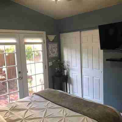 Gilligan's Island Temecula- Top Rated on Google-Tropical Paradise- Spa- MiniGolf Rooms