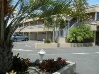 Baywatch Motor Inn - parking