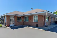 Majestic Inn & Suites - Pet friendly