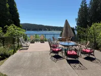Oceanfront Cottage: Private Dock, Beach Access, Hot Tub, BBQ & Free Kayaks - 3-Star