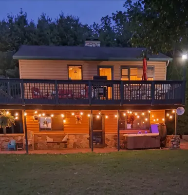 Lakefront Cabin on Quiet Private Lake Just Minutes from Town and 131 Highway - Chalets