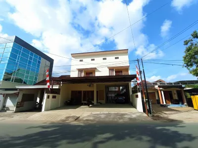 Kresna Guesthouse Pacitan Hotels in Donorojo