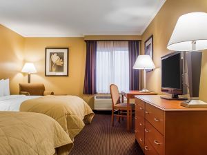 Clarion Hotel & Suites Riverfront Oswego