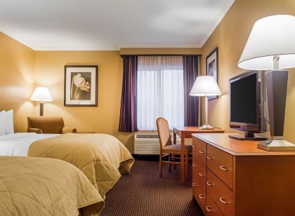 Clarion Hotel & Suites Riverfront Oswego