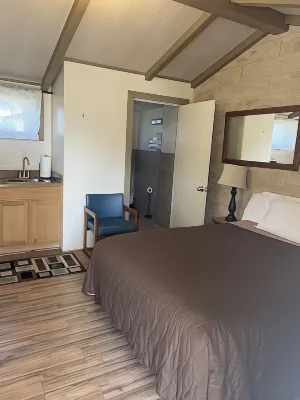 Woodland Motor Lodge Hotels near Grayling Mini-Mall