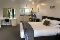 Colonial Manor Motel Отели рядом с достопримечательностью «Скотт Бейс Вайнярд»