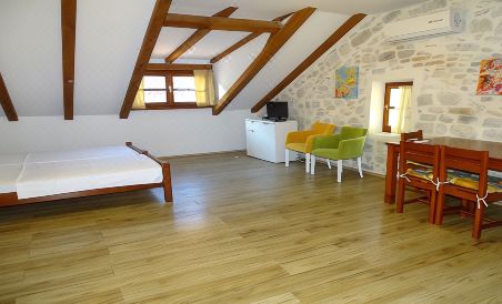 Apartments Historic Stone House - Housity