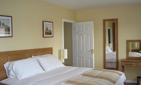 Knightsbrook Hotel Courtyard Accommodation - Housity