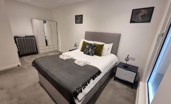 Trafford Suite Modern 1 Bed with Cinema Room