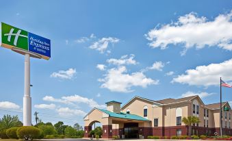 Holiday Inn Express & Suites Milton East I-10