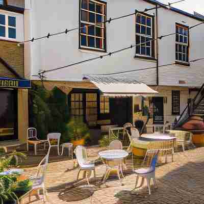 The Crooked Swan Hotel Exterior