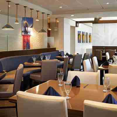 Detroit Metro Airport Marriott Dining/Meeting Rooms