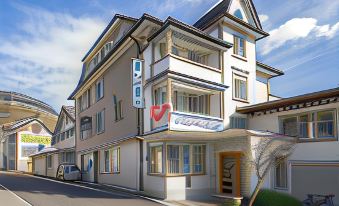 Hirschen Backpacker-Hotel & Pub