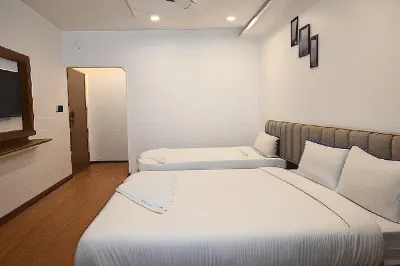 Sonnesta Grand Hotel & Resort Hotels near Parasnath Temple