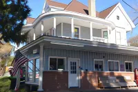 The Oak Motel Hotels near The Quilted Skein - Quilt Shop near Houston & Austin TX