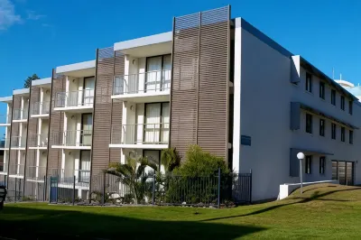 Merrima Court Holiday Apartments Hotel dekat Kings Beach