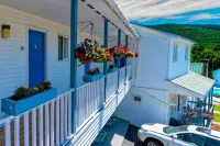 Parker's Motel - parking