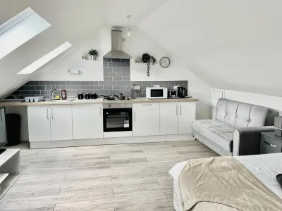 Exec 1-Bedroom Studio Apartment Briton Ferry, Neath Port Talbot 5 Hotels near Metal Box Pond