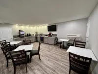 Econo Lodge Inn & Suites Hotels in Pincher Creek