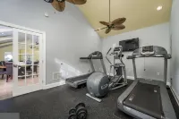 Pristine 4BR/3.5BA, Pool, Walk/bike to shops/beach