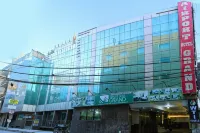 Airport Hotel Grand by Fantasia Hotel di 