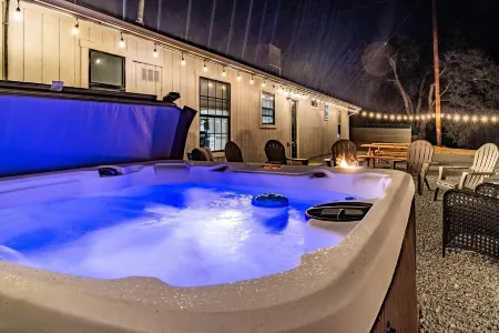 Fantastic Views w/ Hottub,  Firepit & Horseshoes