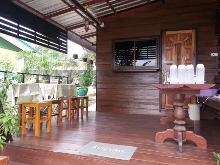 Queue&Bright Resort Отели рядом с достопримечательностью «Wat Pa Ban Lao»