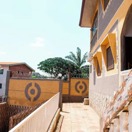 Odza, Modern Apartment, 3 Bedrooms, Private Parking