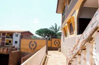 Odza, Modern Apartment, 3 Bedrooms, Private Parking