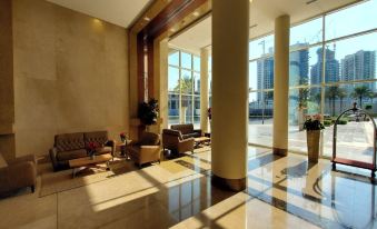 Large Modern 1-Bedroom in Bay Square 9