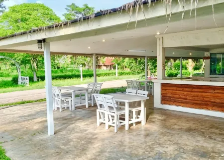 The Golden View Resort Suan Phueng Отели в г. Суан Пхынг