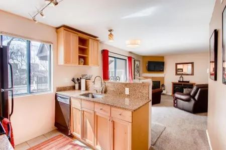 Cozy main floor 2-bedroom condo with pool & fitness area Отели рядом с достопримечательностью «Парк штата Черри Крик»