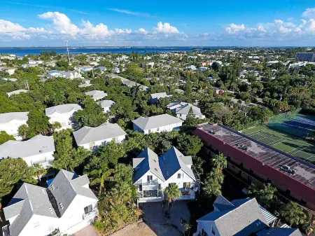 Northshore Villa - 3 Bedroom, 2 Bathroom Vacation Rental Across from the Beach Отели рядом с достопримечательностью «Alvin's Island - Holmes Beach #753»